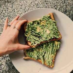 pexels-fotios-photos-1321942 Brot mit Guacamole